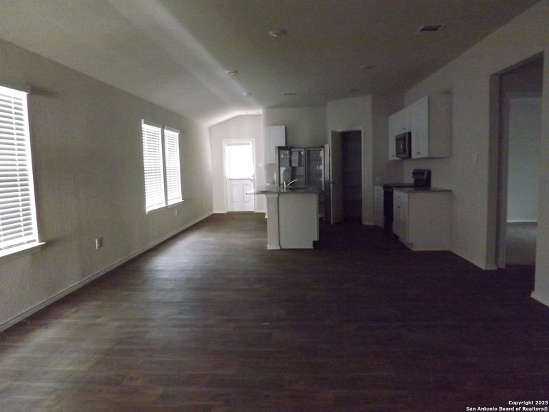 Spacious, unfurnished interior of a new home in Salado Creek, San Antonio (Image 22). Spacious, unfurnished interior of a new home in Salado Creek, San Antonio (Image 22).