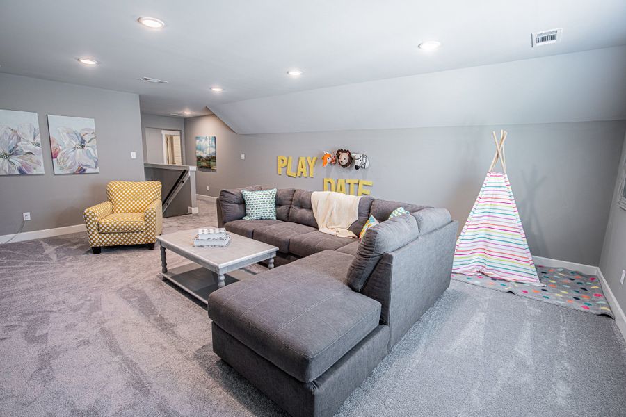 Representative furnished interior of a home built from the Worthington by Grant & Co in White Oak, Arlington (Image 14).