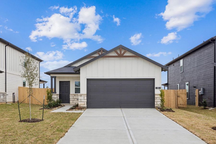 Front exterior of a new home in Montgomery Bend, Montgomery, TX, highlighting curb appeal (Image 2). Front exterior of a new home in Montgomery Bend, Montgomery, TX, highlighting curb appeal (Image 2).