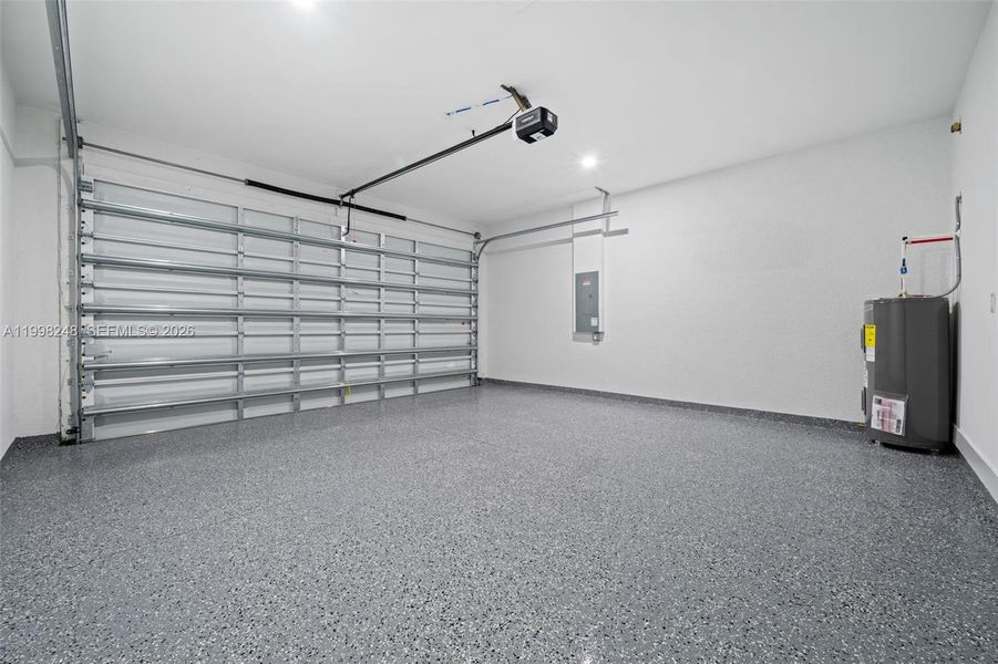 Spacious, unfurnished interior of a new home in , Lehigh Acres (Image 24).