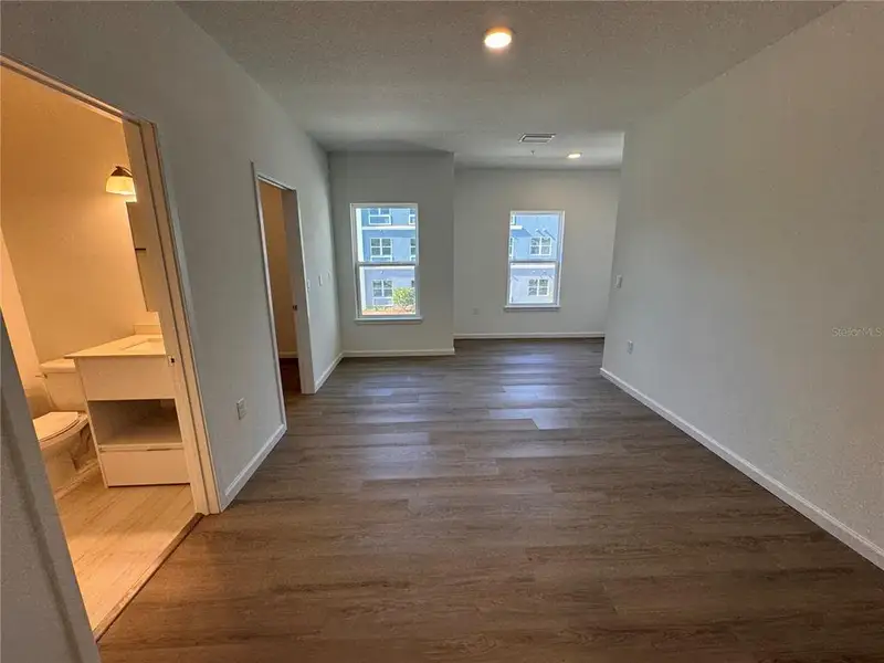 Spacious, unfurnished interior of a new home in , Orlando (Image 11).