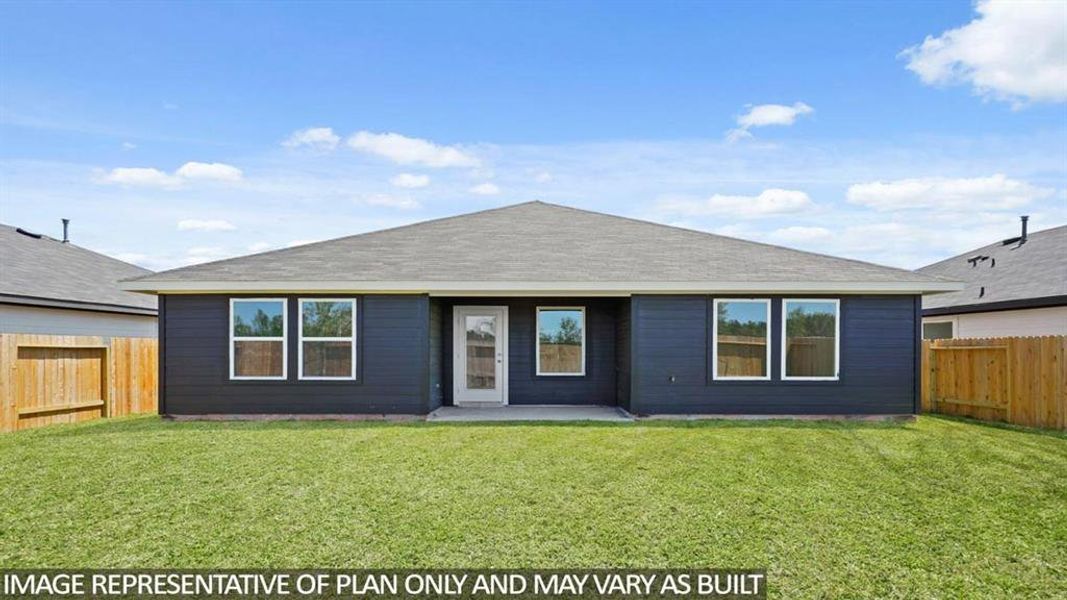 Exterior details and patio area of a home in Silverthorne, Conroe (Image 2).