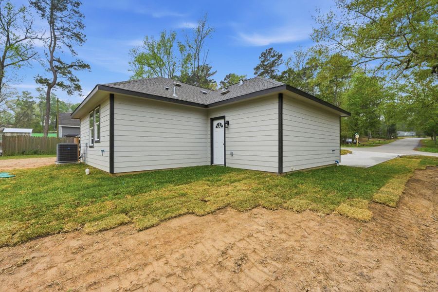Exterior details and patio area of a home in , Willis (Image 20).