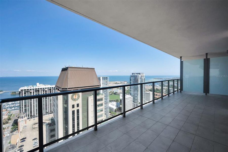 Condo located in St. Petersburg, FL showcasing its design and architecture (Image 25).