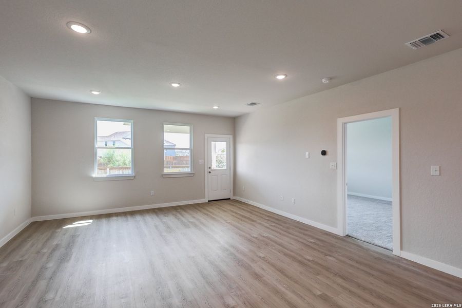 Spacious, unfurnished interior of a new home in Hiddenbrooke, Seguin (Image 13).