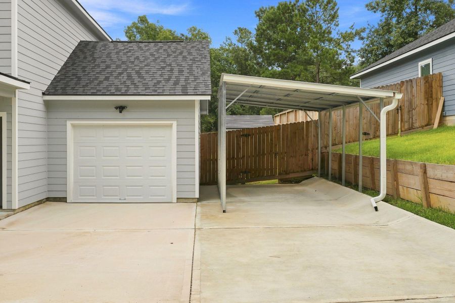 Exterior details and patio area of a home in Arrowhead Lakes, Willis (Image 19).