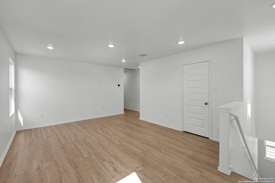 Spacious, unfurnished interior of a new home in Blue Ridge Ranch, San Antonio (Image 27).