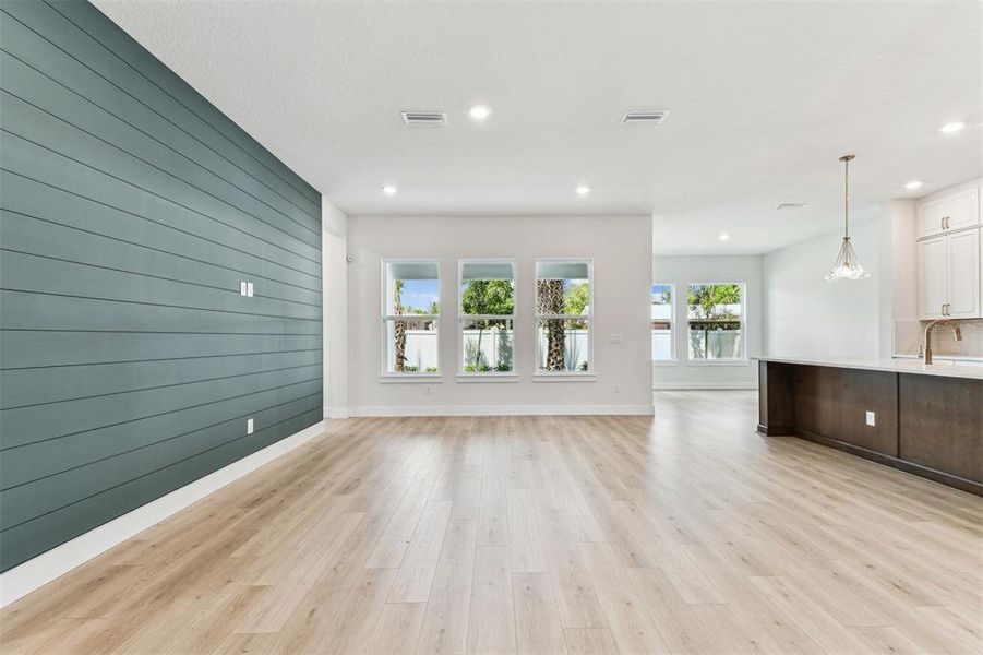 Spacious, unfurnished interior of a new home in , Tampa (Image 7).