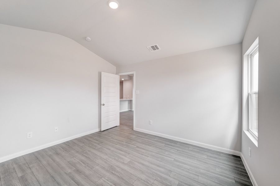 Spacious, unfurnished interior of a new home in Madalynn Estates, Corpus Christi (Image 13).
