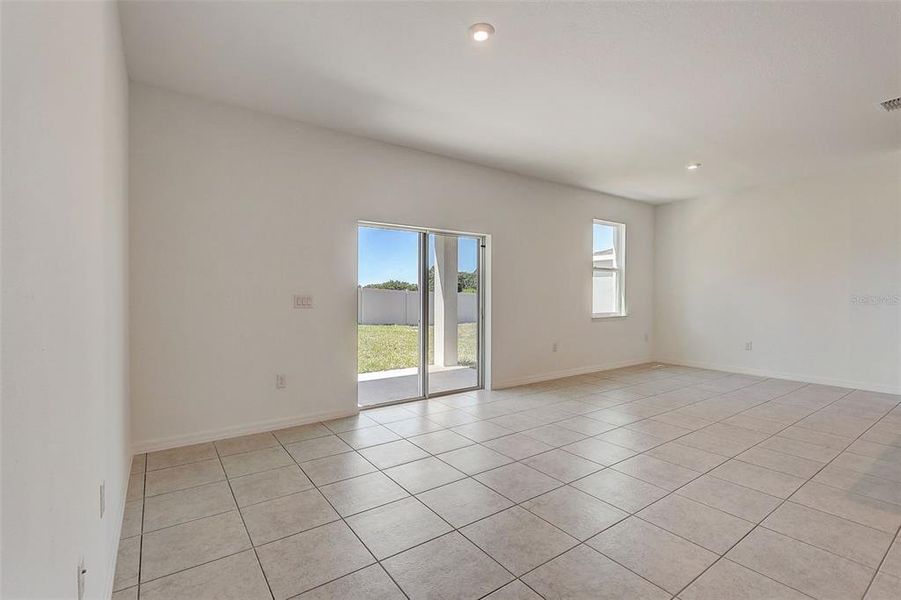 Spacious, unfurnished interior of a new home in Sunset Lakes Estates, Mascotte (Image 19).