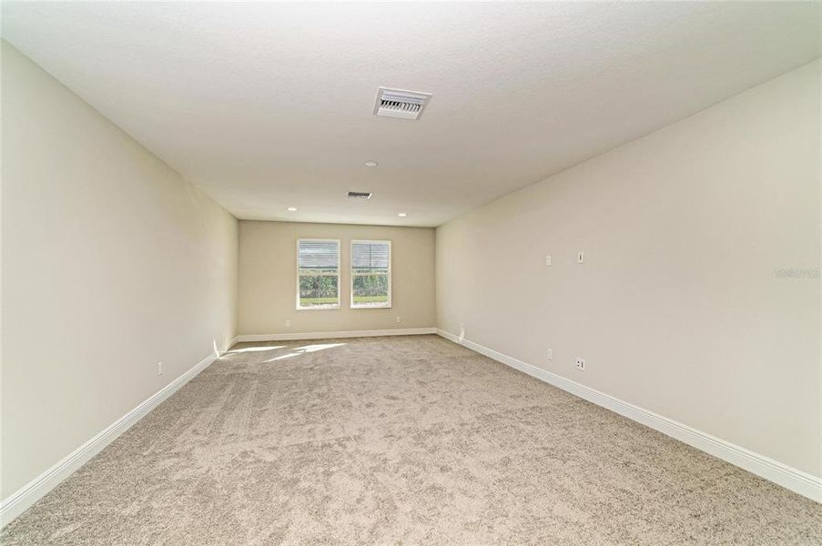 Spacious, unfurnished interior of a new home in Pasadena Woods, Wesley Chapel (Image 24).