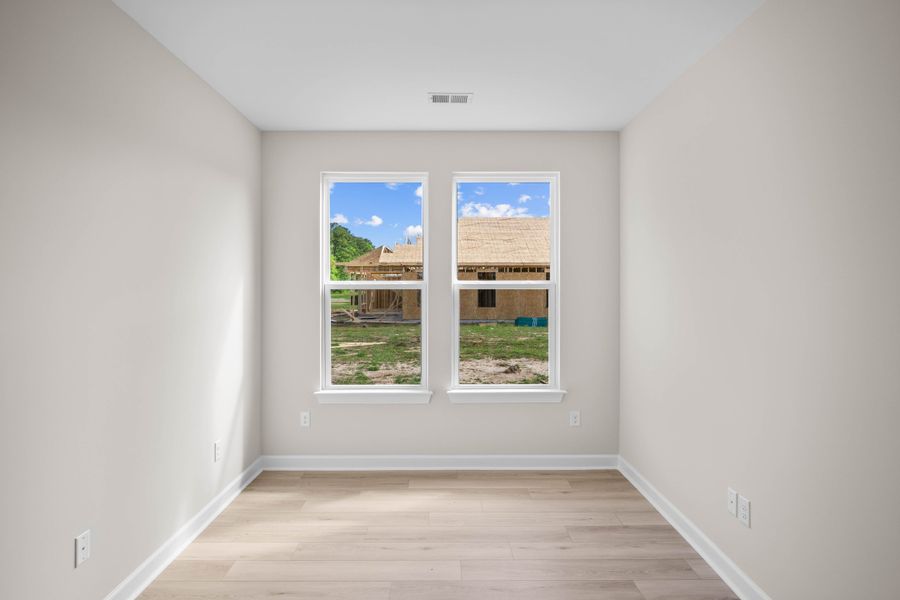 Spacious, unfurnished interior of a new home in Coastal Club of the Carolinas, Calabash (Image 9).