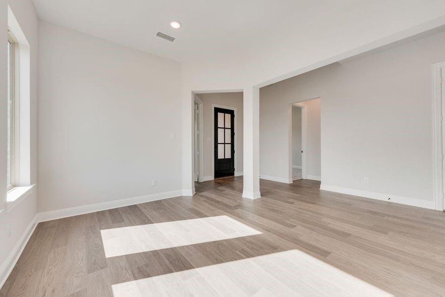 Spacious, unfurnished interior of a new home in Villages of Creekwood, Frisco (Image 16).