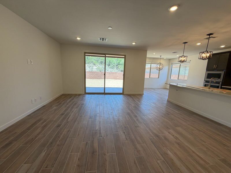 Spacious, unfurnished interior of a new home in Naranja Trails, Oro Valley (Image 6). Spacious, unfurnished interior of a new home in Naranja Trails, Oro Valley (Image 6).