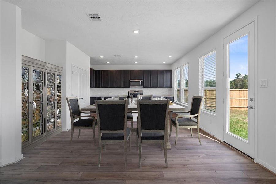 The open concept family, dining and kitchen makes for a great way to keep the party going and never miss a beat! Gather the family together in good conversation while preparing a fabulous meal in the breathtaking kitchen!