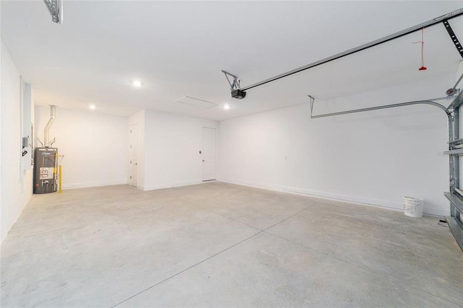 Spacious, unfurnished interior of a new home in , Ocala (Image 29).