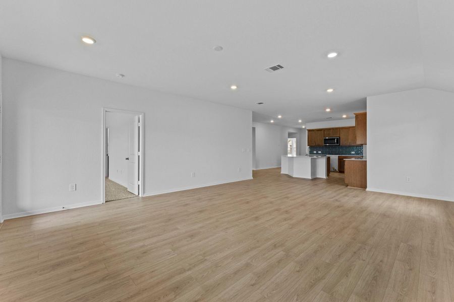 Spacious, unfurnished interior of a new home in Bar W Ranch, Leander (Image 24).