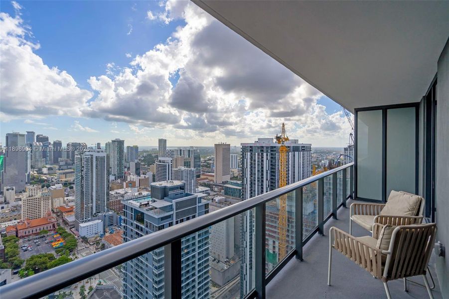 Condo located in Miami, FL showcasing its design and architecture (Image 4).