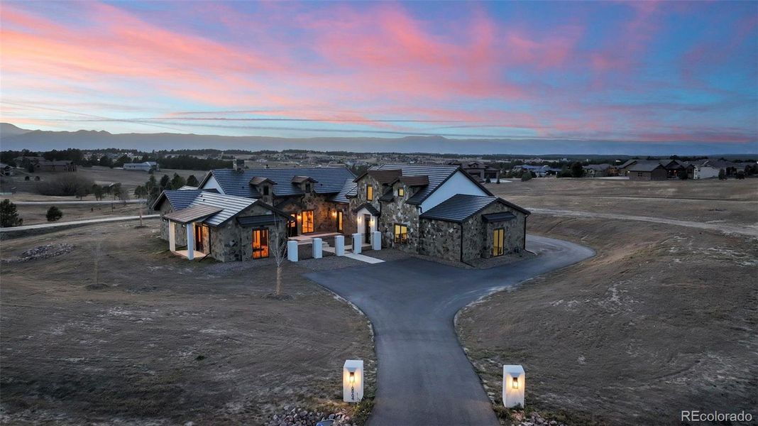 Driveway entry from Horizon Ridge Trail.