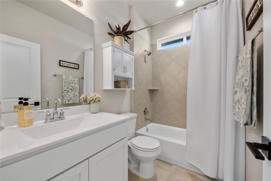 Furnished interior view inside a new home in , Mont Belvieu (Image 13). Furnished interior view inside a new home in , Mont Belvieu (Image 13).