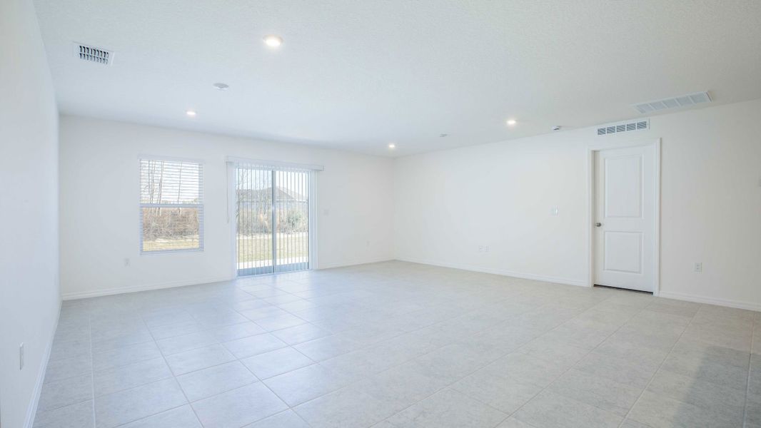 Spacious, unfurnished interior of a new home in Port Charlotte, Port Charlotte (Image 46).
