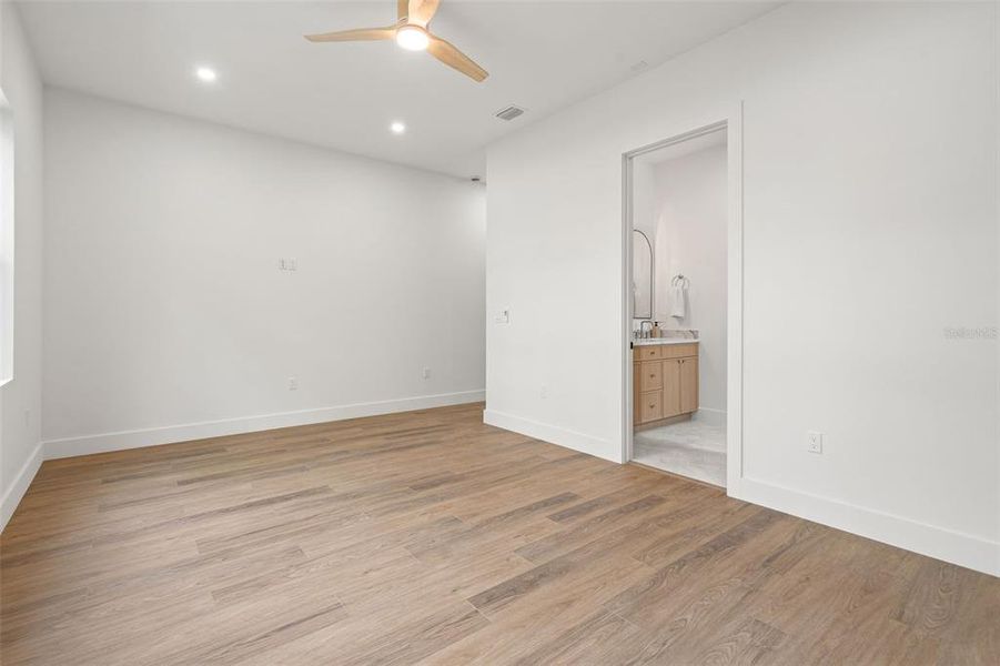 Spacious, unfurnished interior of a new home in , Tampa (Image 56).