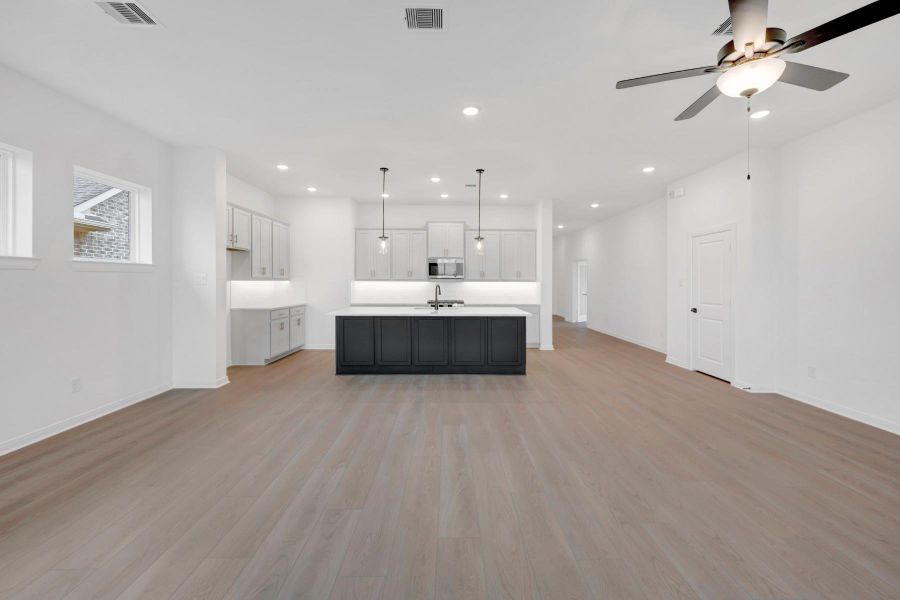 Spacious, unfurnished interior of a new home in The Grand Prairie 50’, Hockley (Image 26).