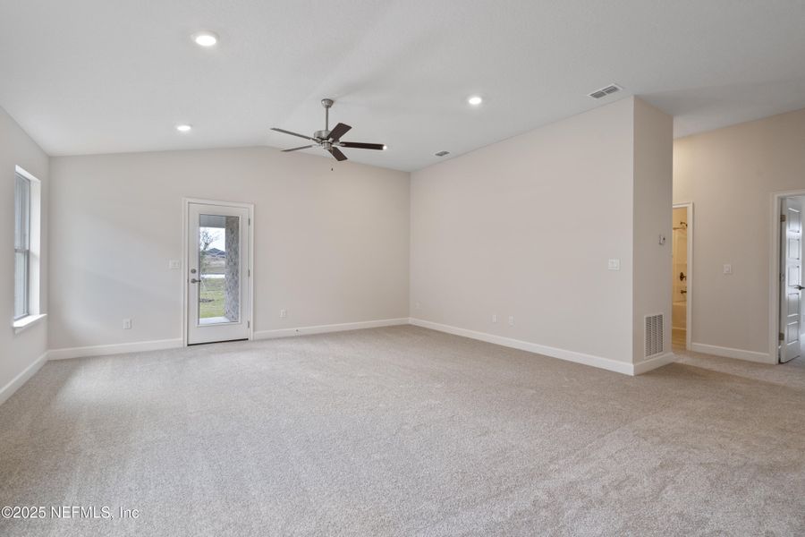 Spacious, unfurnished interior of a new home in , Green Cove Springs (Image 12).