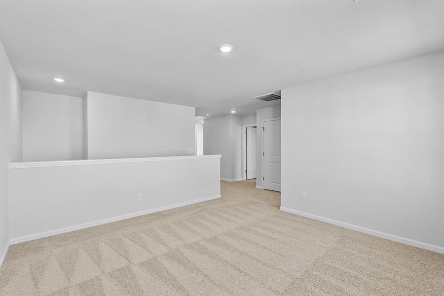 Spacious, unfurnished interior of a new home in Fieldstone, Lexington (Image 35).