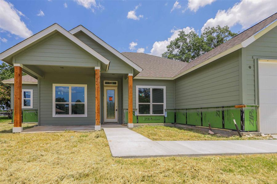 COVERED FRONT PORCH