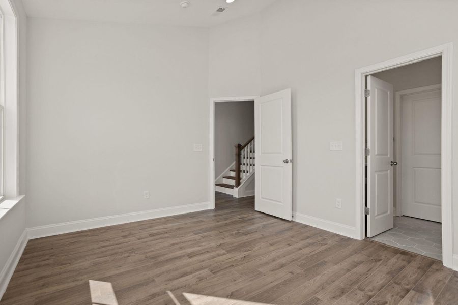 Spacious, unfurnished interior of a new home in , Greenwood (Image 19).