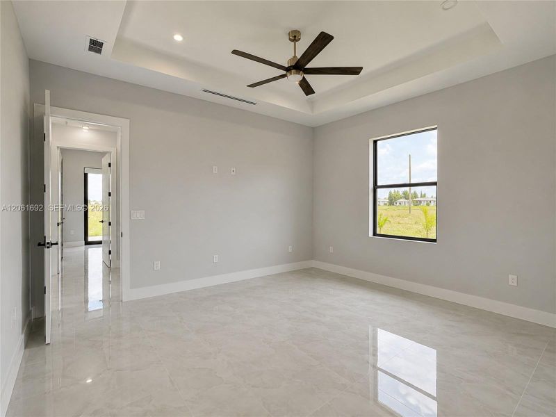 Spacious, unfurnished interior of a new home in , Cape Coral (Image 15).