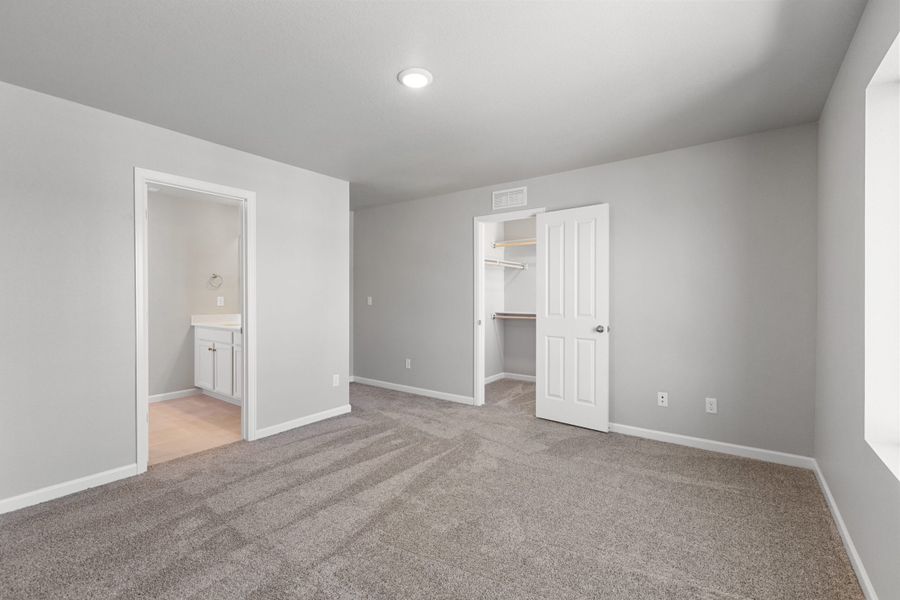 Spacious, unfurnished interior of a new home in Spring Valley, Longmont (Image 25).