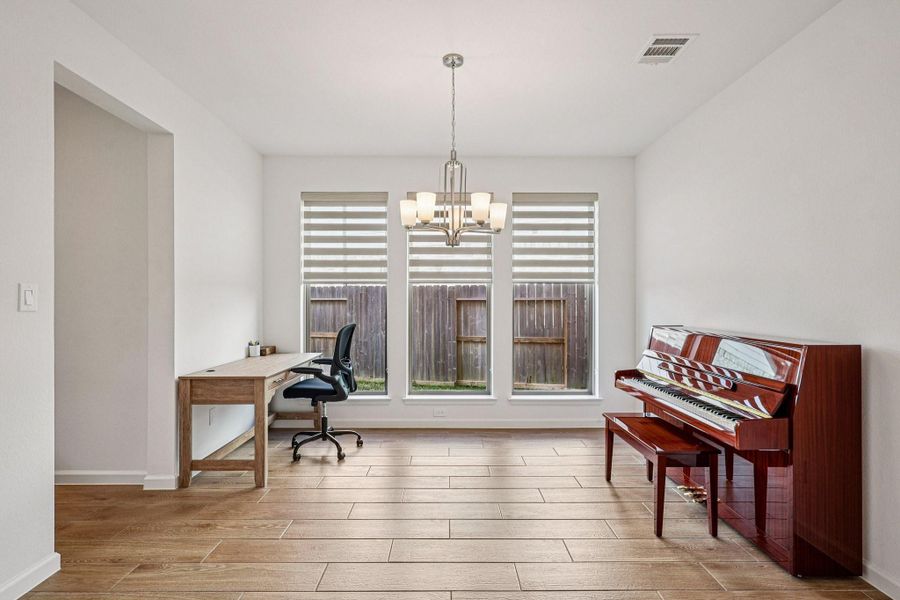 Furnished interior view inside a new home in Sienna, Missouri City (Image 10).