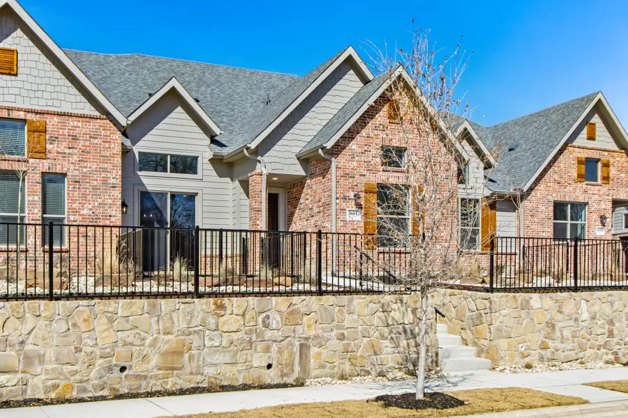 Exterior details and patio area of a home in Cottonwood Creek, Rowlett (Image 3).