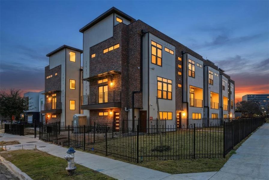 Condo located in Dallas, TX showcasing its design and architecture (Image 4).
