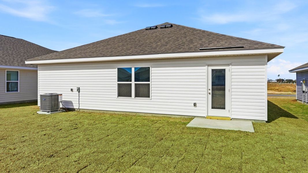 Exterior details and patio area of a home in Liberty, Panama City (Image 4).