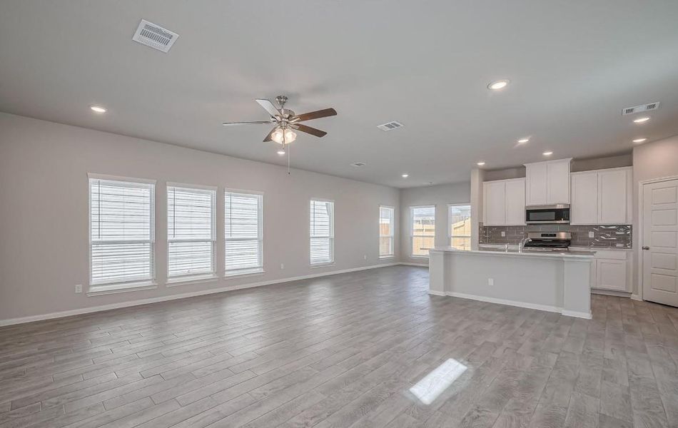 Spacious, unfurnished interior of a new home in River Ranch, Dayton (Image 12).