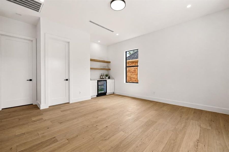 Spacious, unfurnished interior of a new home in , Farmers Branch (Image 23).
