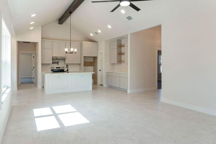 Spacious, unfurnished interior of a new home in , Granbury (Image 25).