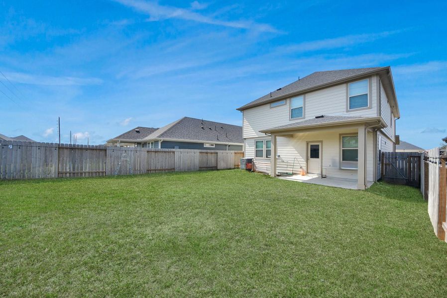Exterior details and patio area of a home in Marisol, Katy (Image 4).