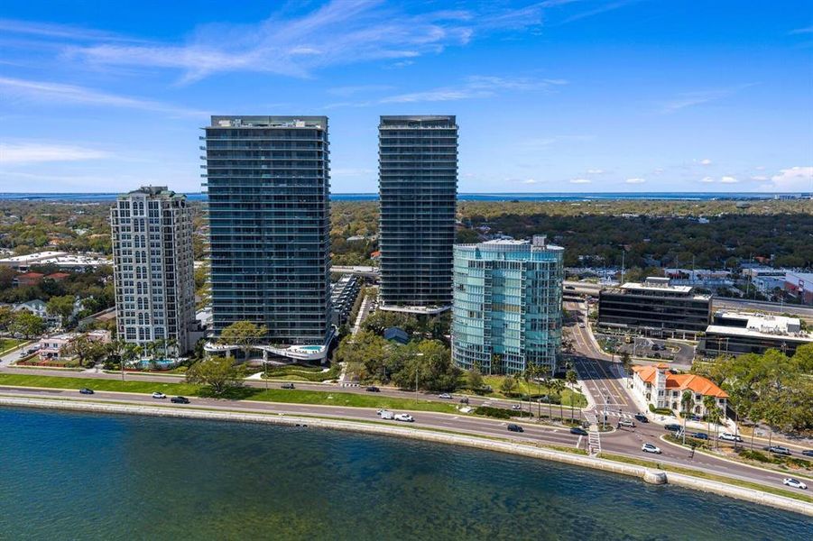 Condo located in Tampa, FL showcasing its design and architecture (Image 44).