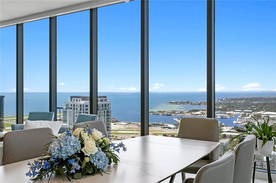 Condo located in St. Petersburg, FL showcasing its design and architecture (Image 25).