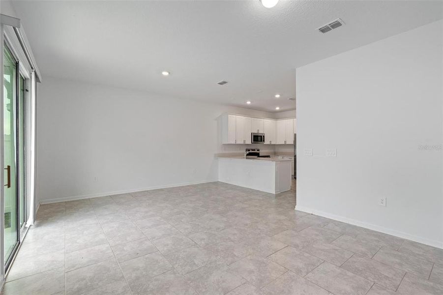 Spacious, unfurnished interior of a new home in Lake Wilson Reserve, Kissimmee (Image 18). Spacious, unfurnished interior of a new home in Lake Wilson Reserve, Kissimmee (Image 18).