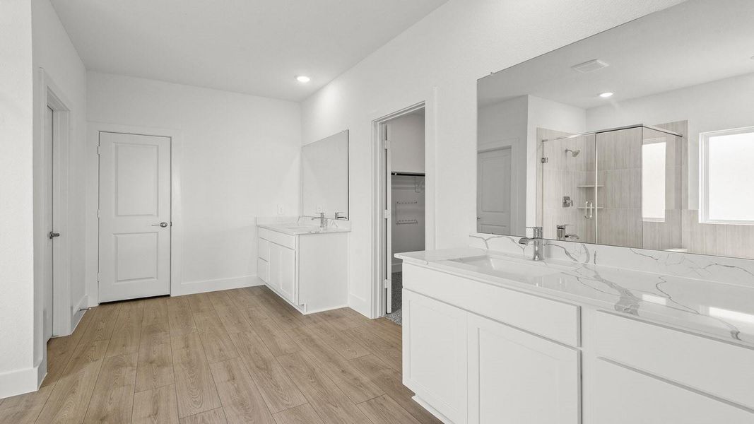 Furnished interior view inside a new home in Riverside Estates, Mont Belvieu (Image 8).