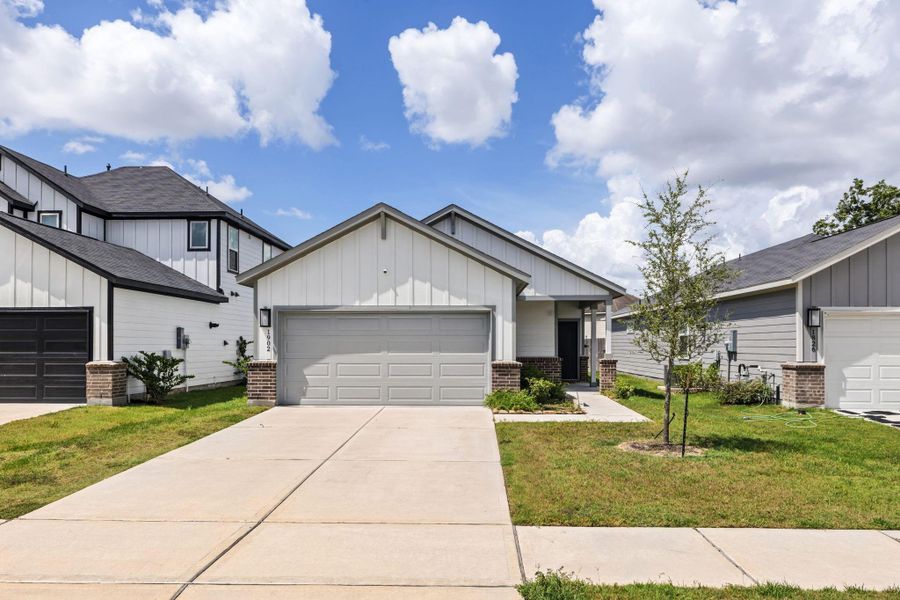 Front exterior of a new home in Arcadia 40s, Missouri City, TX, highlighting curb appeal (Image 2). Front exterior of a new home in Arcadia 40s, Missouri City, TX, highlighting curb appeal (Image 2).