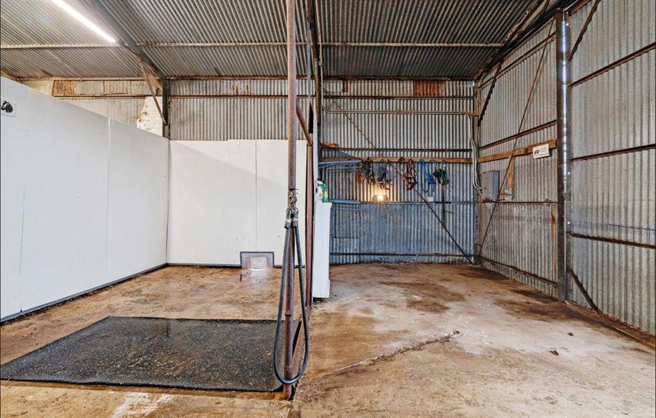 Wash area next to the easy access daily working tack and supply area. Wash area next to the easy access daily working tack and supply area.