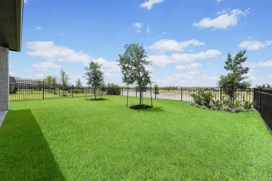 Beautiful green yard offering plenty of space for outdoor living. Beautiful green yard offering plenty of space for outdoor living.