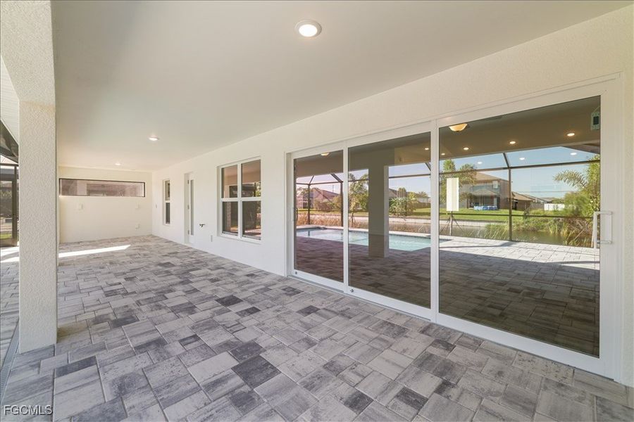 Spacious, unfurnished interior of a new home in Cape Coral, Cape Coral (Image 34).
