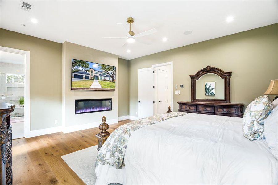 Furnished interior view inside a new home in , Dallas (Image 17).